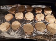 Una foto de scones de queso con aceite