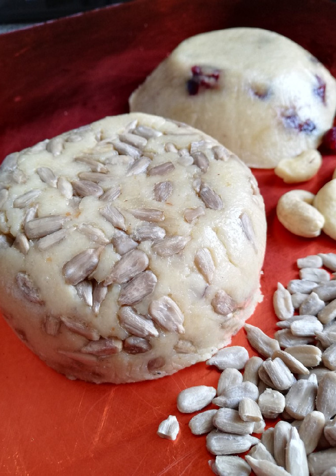 Una foto de Quesos Veganos de Anacardos con pipas y Arándanos