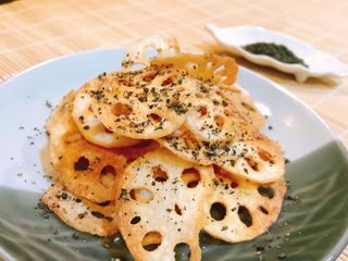 Củ sen chiên giòn lắc mè đen