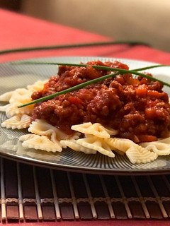 Una foto de Farfalle con bolognesa especial