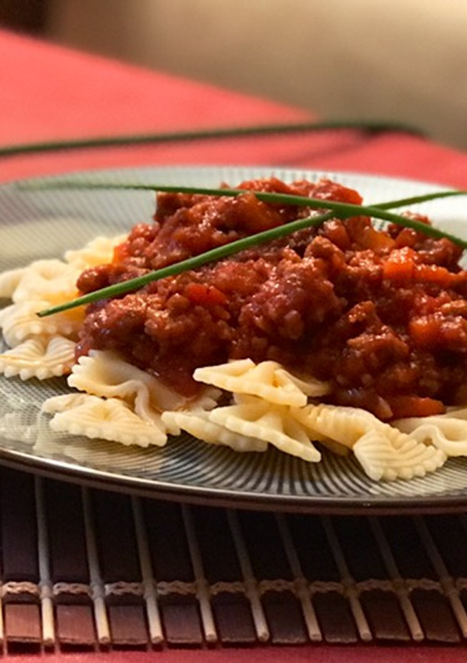 Una foto de Farfalle con bolognesa especial