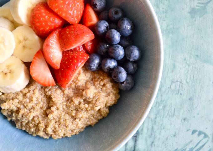 Quinoa Banana Berry Bowl