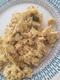 Una foto de Huevos revueltos alto en grasas buenas