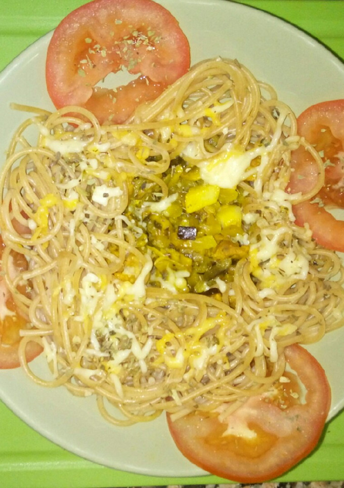 Una foto de Pasta integral con pollo, berenjena, queso, setas, cebolla y ajo