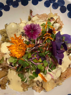 Una foto de Romanesco / Romanescu con hinojo, mayonesa, micromezclum y flores comestibles