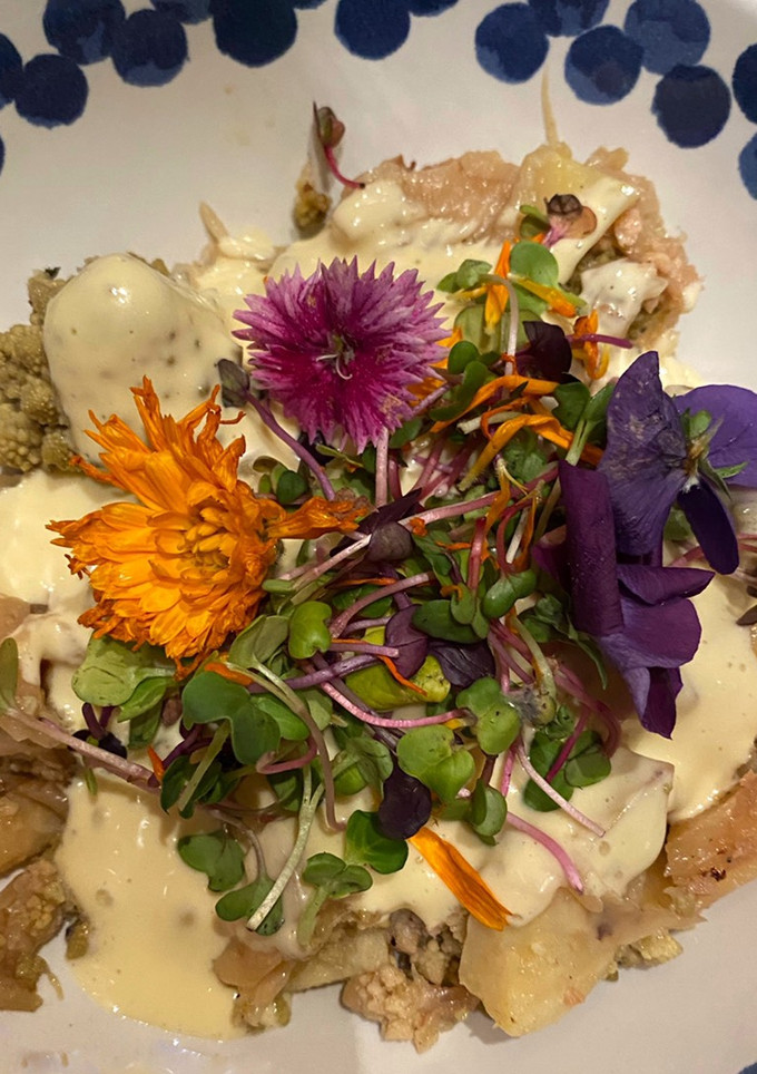 Una foto de Romanesco / Romanescu con hinojo, mayonesa, micromezclum y flores comestibles