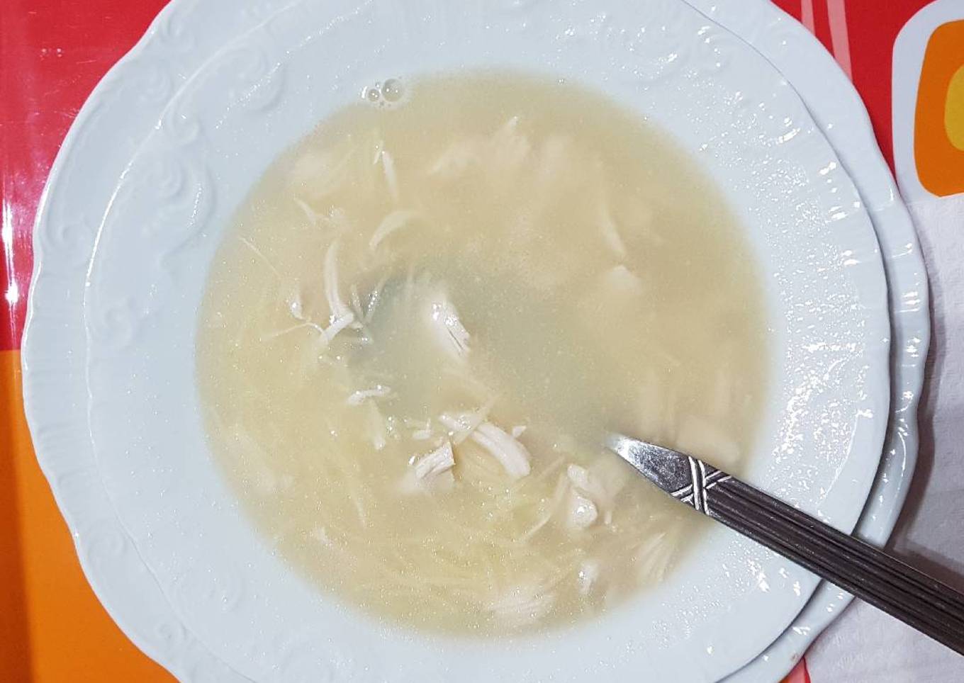 Caldo casero con pollo y fideos