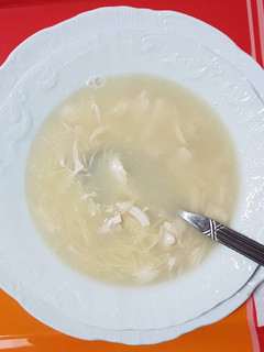 Una foto de Caldo casero con pollo y fideos