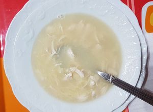 Una foto de Caldo casero con pollo y fideos