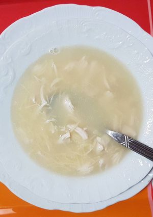 Una foto de Caldo casero con pollo y fideos