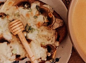 Une photo de Tartine d’Automne 🍂 au Brie et au miel 🍯