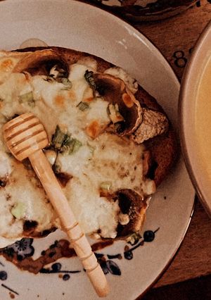 Une photo de Tartine d’Automne 🍂 au Brie et au miel 🍯