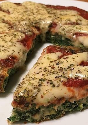 Una foto de Pizza con masa de espinaca