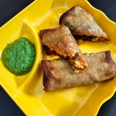 A picture of Mix vegetable spring roll in air fryer.