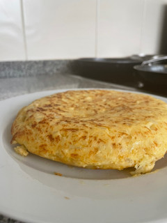 Una foto de Tortilla de patata con cebolla caramelizada