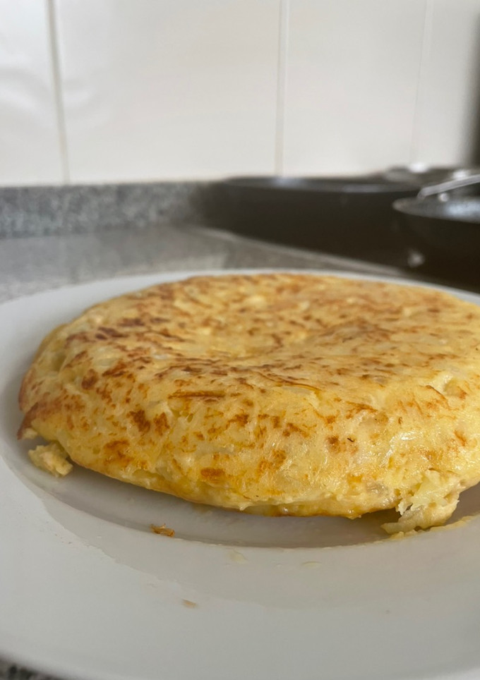 Una foto de Tortilla de patata con cebolla caramelizada