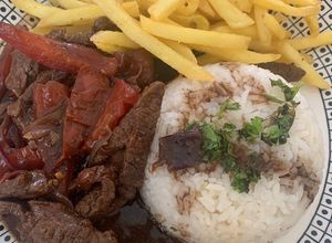 Una foto de Lomo Saltado