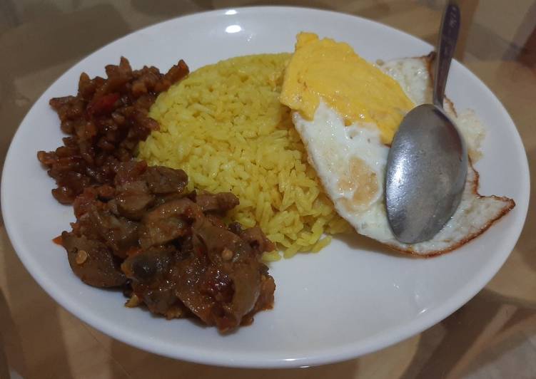 makanan Nasi kuning magic com yang Bisa Manjain Lidah