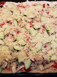 Una foto de Pizza de verduras y jamón