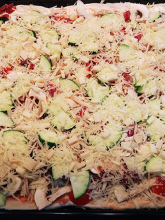 Una foto de Pizza de verduras y jamón