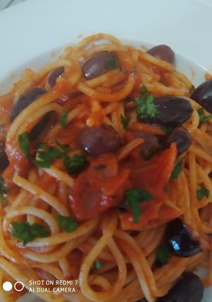 Foto di Spaghetti con olive e pomodoro