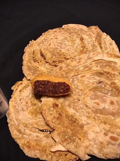 ભાખરવડી ફ્લેવર લચ્છા પરાઠા(Bhakharvadi Flavour Lachcha Paratha Recipe in Gujarati) રેસીપી મુખ્ય ફોટો