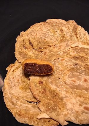 ભાખરવડી ફ્લેવર લચ્છા પરાઠા(Bhakharvadi Flavour Lachcha Paratha Recipe in Gujarati) રેસીપી મુખ્ય ફોટો