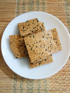તલ ની ચીકી (Til Chiki Recipe In Gujarati) રેસીપી મુખ્ય ફોટો