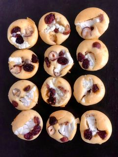 Une photo de Mini cakes chèvre noisettes et cranberries