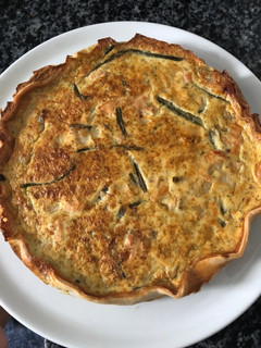 Una foto de 77. Quiche de salmón ahumado, queso philadelphia y espárragos (principal pizza)