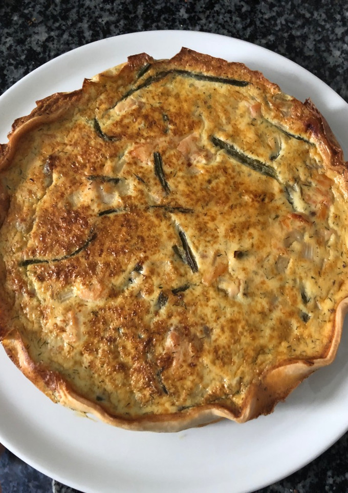 Una foto de 77. Quiche de salmón ahumado, queso philadelphia y espárragos (principal pizza)