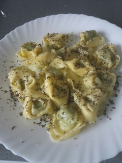 Una foto de Tortellini rellenos de queso y espinacas con albahaca