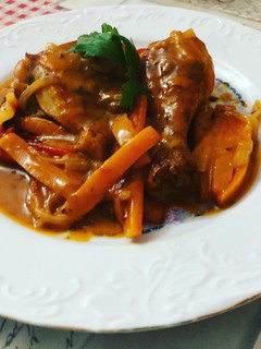Una foto de Pollo al horno con cebolla y zanahoria