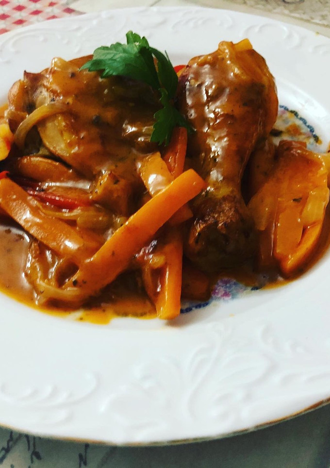 Una foto de Pollo al horno con cebolla y zanahoria