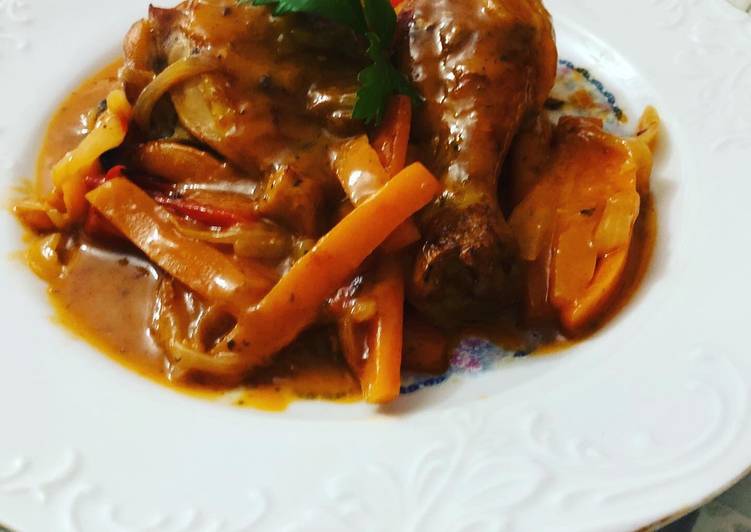 Pollo al horno con cebolla y zanahoria