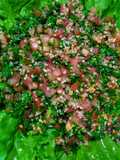 Tabbulle sobre hojas de lechuga fresca!