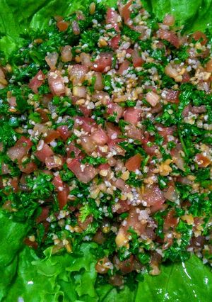 Una foto de Tabbulle sobre hojas de lechuga fresca!