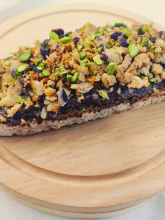 Foto di Crostoni con pesto di radicchio, briciole di tofu e pistacchi