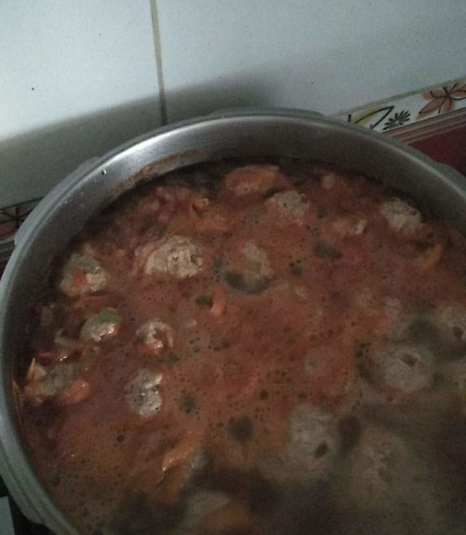O poză a rețetei Ciorbă de perișoare din miez de nucă.