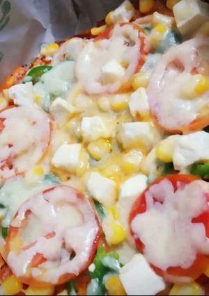A picture of Veg paneer pizza.