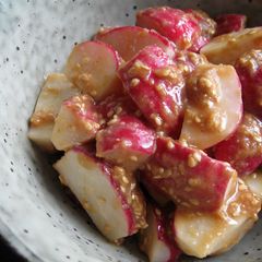 A picture of ‘Gomamiso-ae’ Radishes.
