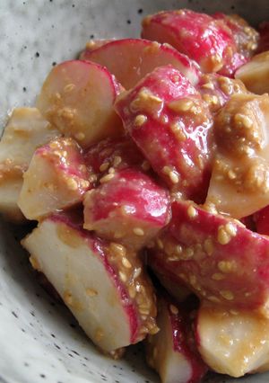 A picture of ‘Gomamiso-ae’ Radishes.