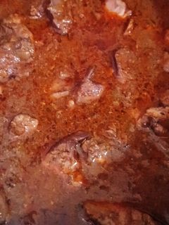 Csirkemáj pörköltösen recept fotója
