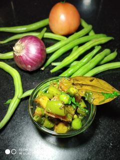बीन्स मटर सब्जी (beans matar sabzi recipe in Hindi) रेसिपी मुख्य फोटो