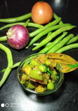 बीन्स मटर सब्जी (beans matar sabzi recipe in Hindi) रेसिपी मुख्य फोटो