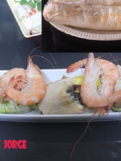 Una foto de Rollito de acelgas y queso con gambas