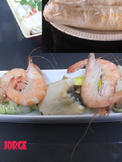 Una foto de Rollito de acelgas y queso con gambas