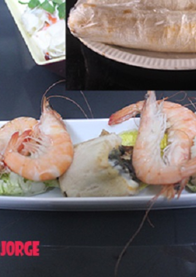 Una foto de Rollito de acelgas y queso con gambas