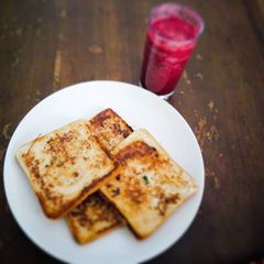 A picture of French toast and Mae's pretty looking smoothie 🖤.