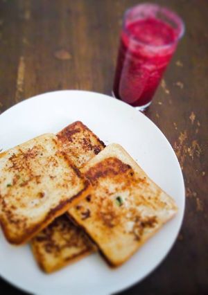 A picture of French toast and Mae's pretty looking smoothie 🖤.